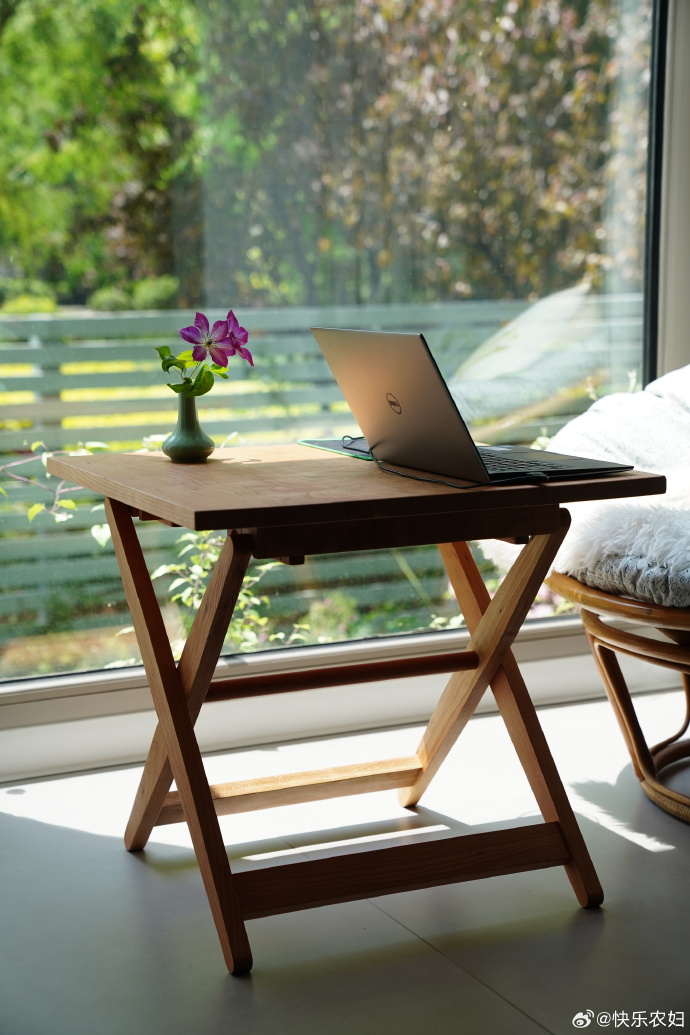 ruthkirbyhowell's tweet image. "Minimalist desk = max focus. Clean surface, wireless gear, a small plant, and your favorite mug. Ready to crush the day  #DeskGoals #WorkFromHome"