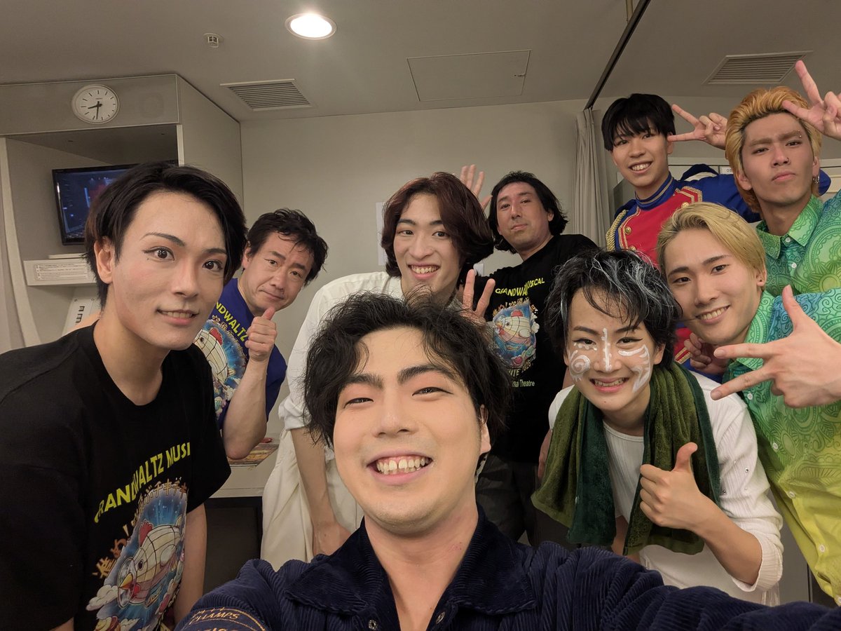 ayase3678's tweet photo. 取り急ぎ！！
グランワルツ公演無事終演！！

楽しかった！！
取り急ぎ1番多く皆が写ってる写真をお届けしておきます笑 https://t.co/vl2PidC71K