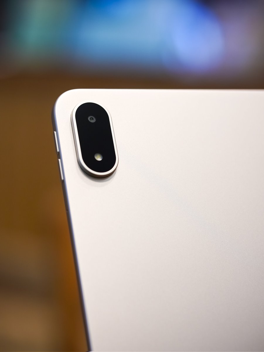 YiZhiNe's tweet image. OPPO Pad 5 Pro
 
It’s a tablet.
It’s also a laptop.
Two devices, one price.
 
OPPO dropped two new tablets: a massive large model &amp;amp; a tiny mini version.
Which one’s your pick and why? 💻
 
#OPPOPad5Pro 
#OPPOPadmini
#OPPOFindX9Ultra #OPPOFindX9sPro