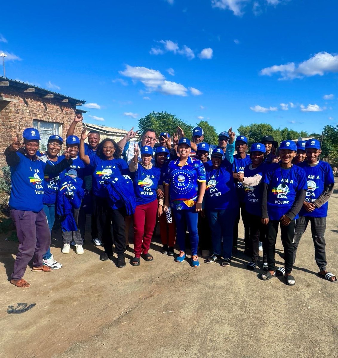 DA_NCape's tweet photo. Full steam ahead in Bo-Karoo! 🔥💙

New Constituency Head Gizella Opperman has hit the ground running in #Emthanjeni.

Door-to-door, blue waves, and building support in #Britstown, #Jansenville and #DeAar — growing the DA! 💪

#NorthernCapeDA #DAatWork https://t.co/r9MFKwy0qK