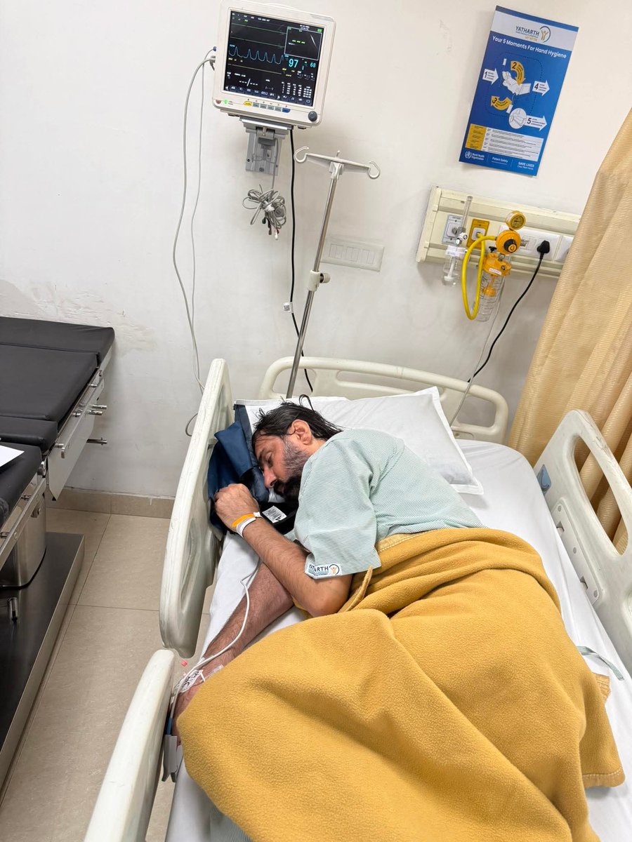 Muhammadafg313's tweet photo. شاپور ځدراڼ یو ځل بیا سخت مریض شوی او ICU کې بستر دی. الله تعالى دې شفا ورکړي. سخت مايوسه او بې وسې پروت دى.
ټول ملګري خاص دوعاوې کې ياد ساتئ https://t.co/iCWaXnrSeH