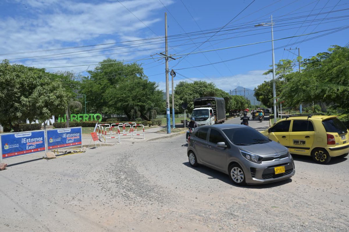 AlcaldiaVpar's tweet image. Tras el retiro de escombros, el siguiente paso será la pavimentación en concreto hidráulico. Con estas acciones seguimos mejorando la movilidad y transformando la infraestructura de #Valledupar.