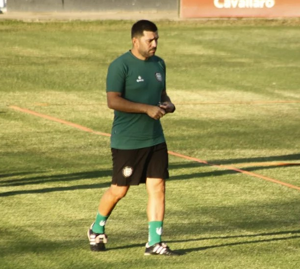 TigoSportsPY's tweet photo. SU TERCER EQUIPO

🆕Desde el martes a la tarde, Felipe Giménez comenzó a trabajar en Rubio Ñu. El nuevo DT del Albiverde reemplazó en el cargo a Gustavo Eliseo Morínigo.

🐱Para el Gato Giménez, representa su tercer equipo en su carrera como técnico. Antes, tuvo dos etapas en Sportivo 2 de Mayo y una, hasta hace muy poco, en Nacional.

📊Entre esos dos clubes, alcanzó 133 partidos dirigidos, con 57 victorias, 38 empates y 38 derrotas.

📸@rubionu1913