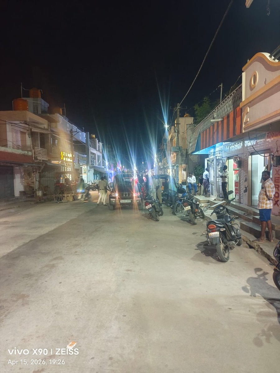 spcbpura's tweet photo. ಪಾತಪಾಳ್ಯ ಠಾಣಾ ವ್ಯಾಪ್ತಿಯ ಜನಸಂದಣಿ ಪ್ರದೇಶದಲ್ಲಿ, ಕಾನೂನು ಸುವ್ಯವಸ್ಥೆ ಕಾಪಾಡಲು ಮತ್ತು ಅಕ್ರಮ ಚಟುವಟಿಕೆಗಳಿಗೆ ಕಡಿವಾಣ ಹಾಕಲು ಪುಟ್ ಪೆಟ್ರೋಲಿಂಗ್ ಮಾಡಿರುತ್ತಾರೆ. #chikkaballapuradistrictpolice #Spcbpura #Pathapalyaps https://t.co/BPlVZ84eyQ