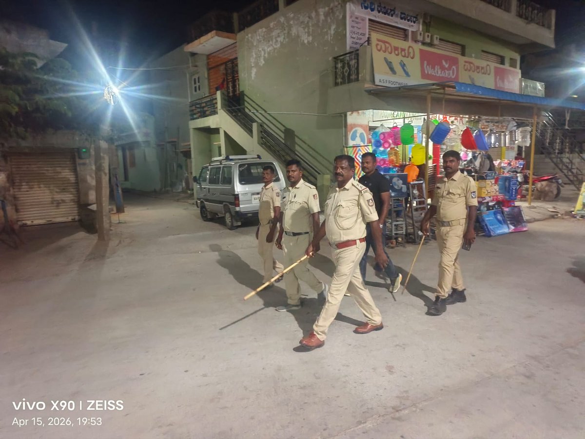 spcbpura's tweet photo. ಪಾತಪಾಳ್ಯ ಠಾಣಾ ವ್ಯಾಪ್ತಿಯ ಜನಸಂದಣಿ ಪ್ರದೇಶದಲ್ಲಿ, ಕಾನೂನು ಸುವ್ಯವಸ್ಥೆ ಕಾಪಾಡಲು ಮತ್ತು ಅಕ್ರಮ ಚಟುವಟಿಕೆಗಳಿಗೆ ಕಡಿವಾಣ ಹಾಕಲು ಪುಟ್ ಪೆಟ್ರೋಲಿಂಗ್ ಮಾಡಿರುತ್ತಾರೆ. #chikkaballapuradistrictpolice #Spcbpura #Pathapalyaps https://t.co/BPlVZ84eyQ