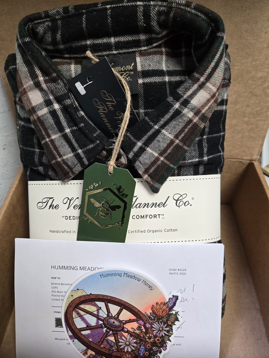 NeenVon82196's tweet image. I received mine on Monday. Thank you so much! I Absolutely love it. The grand wants one now. She is following me in my in my plastic material purge. Support local and small businesses!!! @OldHollowTree @LadyHollowTree 
#cotton 
#flannel 
#Vermont
#usamade