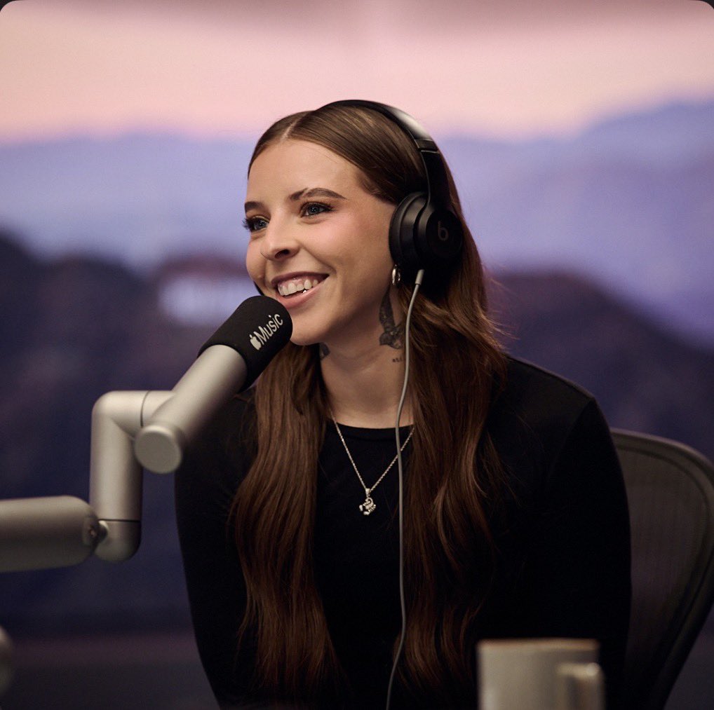 Young Miko se encuentra en el programa “The Zane Lowe Show” dando una pequeña entrevista desde #AppleMusic 🤍

LIVE: music.apple.com/ar/station/app…