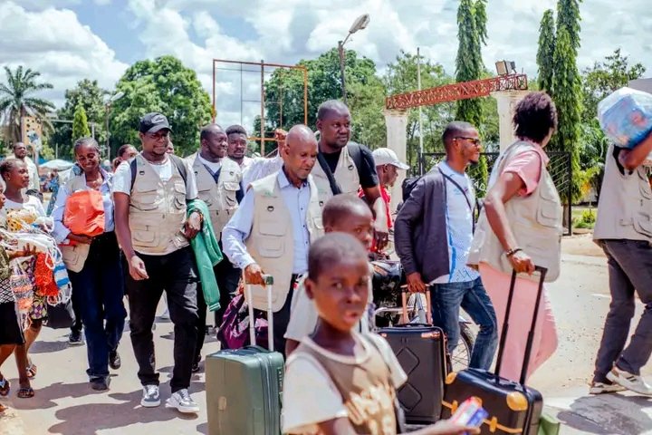 Instant News 243
Province : L’Honorable <a href="/hermionebolumbe/">Hermione Bolumbe Bakando</a> à Mbuji-Mayi.

« L’accueil chaleureux que vous m’avez réservé à mon arrivée à l’aéroport restera gravé dans mon cœur.

 Un café politique prévu le 18 avril à l’Hôtel Métropole, pour un échange direct.