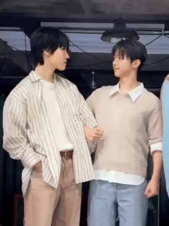 hyunwoo always has his arm linked with junghoon. i love woojungz's relationship