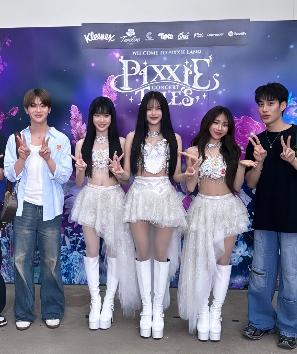 pchymysn's tweet image. เติ้ลเฟิร์สกับพิกซี่เฟรมเดียวกันอีกครั้ง รอบนี้เจอกันในฐานะศิลปินบนเวที ภูมิใจอะ จุดกำเนิดติดฝน🥺☔️🫳🏻

TFO X ONE BANGKOK SONGKRAN
#SunsationalSongkranFestivalxTleFirstone