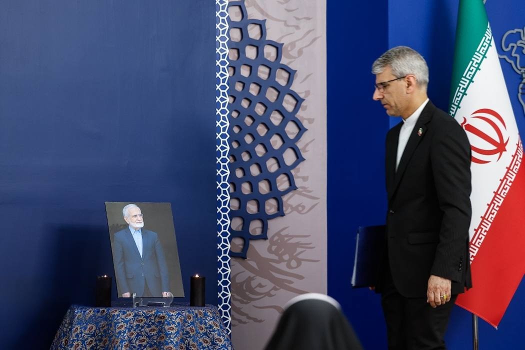 SadaeMazlomeen's tweet photo. During today's press conference, Iran's Foreign Ministry pays tribute to martyr Seyyed Kamal Kharazi, Iran's former-Foreign Minister and foreign-policy advisor to Iran's Leader, killed in a US-Israeli airstrike. https://t.co/86DnIRrZ4a