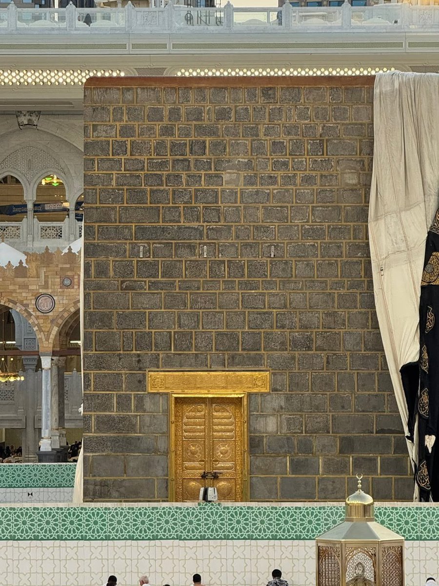 Muslim's tweet photo. it kinda feels wrong to see the Kaaba without its cloth.. 🕋😭

The Kaaba is undergoing maintenance ahead of Hajj season which is why the Kaaba bricks are exposed during this time. https://t.co/LhyKFJ8aT5
