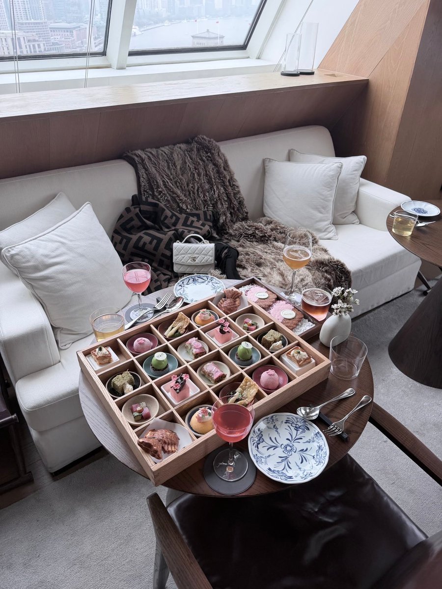 bndeswk's tweet photo. Enjoying a luxury afternoon with a gorgeous view and delicious treats https://t.co/IluJNJ7Jyb