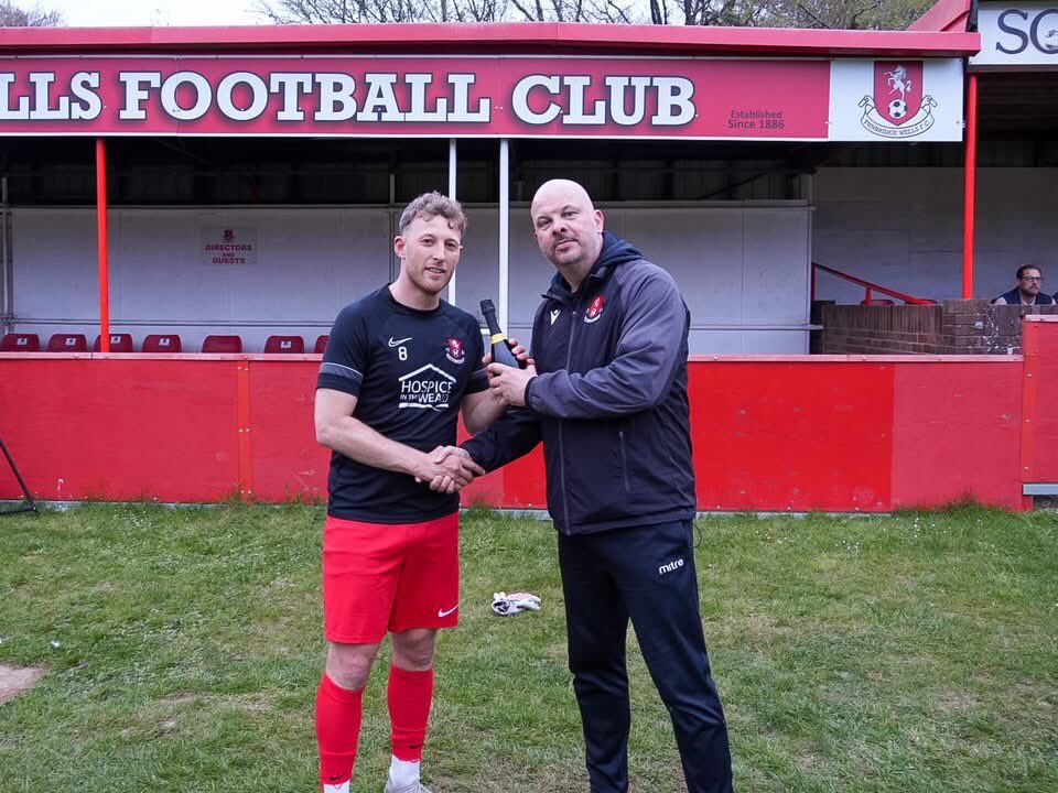 Tun_Wells_FC's tweet photo. 1️⃣0️⃣1️⃣ GEORGE BENTLEY – 101 APPEARANCES 
A century in red &amp; white! George has been a rock between the sticks, every time he steps onto the pitch.

1️⃣5️⃣1️⃣ JON SHEA – 151 APPEARANCES 
showing incredible loyalty, and dedication An example of what it means to represent Tun Wells FC https://t.co/wPvteePjpe