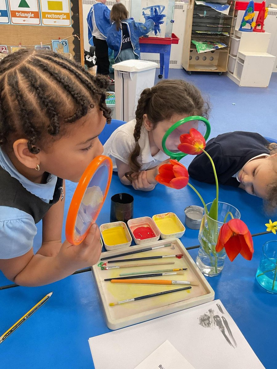 Pengeulanpri's tweet image. An afternoon of observational art in Nursery/Reception#focus #expressivearts #pengeulanway