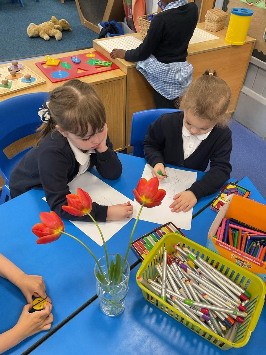 Pengeulanpri's tweet image. An afternoon of observational art in Nursery/Reception#focus #expressivearts #pengeulanway
