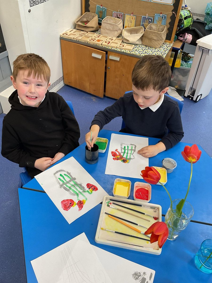 Pengeulanpri's tweet image. An afternoon of observational art in Nursery/Reception#focus #expressivearts #pengeulanway