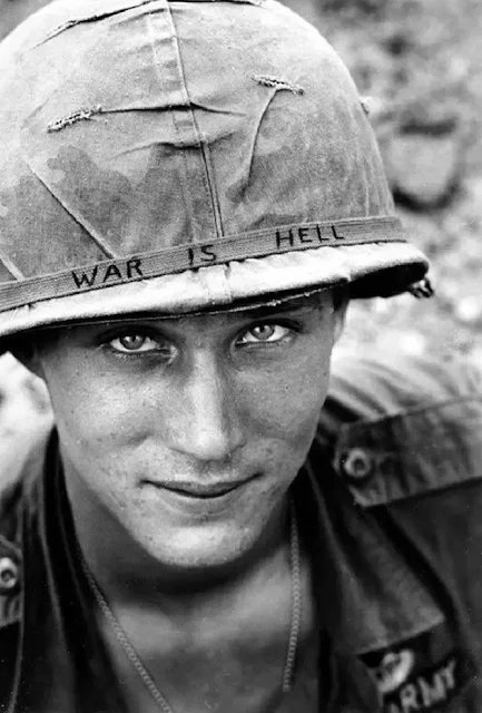Gusorma's tweet photo. El soldado desconocido y su última mirada; fotografía convertida en icono del movimiento pacifista contra la Guerra de Vietnam... 👉 
https://t.co/wx1mbF6vC8 https://t.co/1Nxzcp7mrN