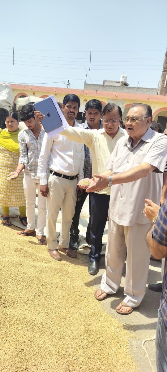 KunwarMathura's tweet photo. आज गेहूं तुलाई से परेशान किसानों के साथ अनाज मंडी पहुँचा,अधिकारियों से बात की।DM से फोन पर बात कराई,फिर भी समाधान नहीं हुआ।
मथुरा में अनावश्यक आपत्तियाँ,जबकि राज.हरि. में हर तरह का गेहूं खरीदा जा रहा है।
मांगें नहीं मानी गईं तो परसों हाईवे जाम।
@jayantrld @myogiadityanath https://t.co/LaABL04Zx0