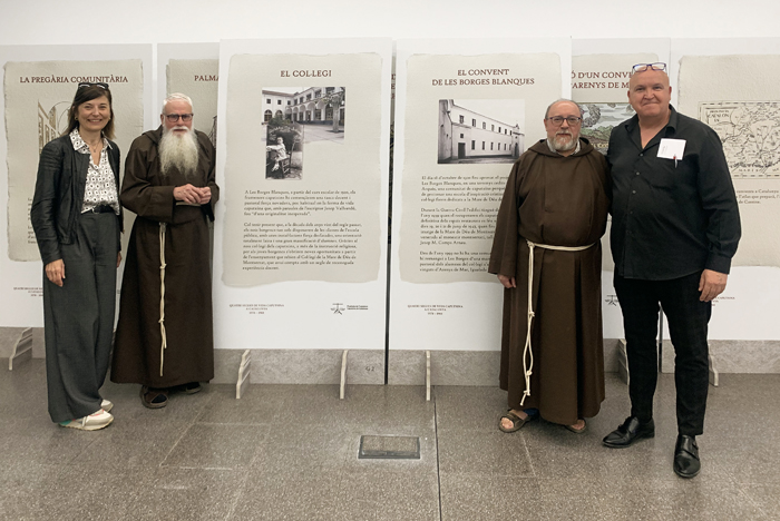 CalendariErmita's tweet photo. Una sala plena a vessar va acollir ahir 14 d'abril la presentació a càrrec de fra Valentí Serra de l'expo #Quatreseglesvidacaputxina 📜🏫 a l'Arxiu les Garrigues, a les #BorgesBlanques on els #caputxins van fundar el conegut Col·legi M. D. Montserrat
▶️ https://t.co/gyIlkVpYO2 https://t.co/WIT9KwtezT