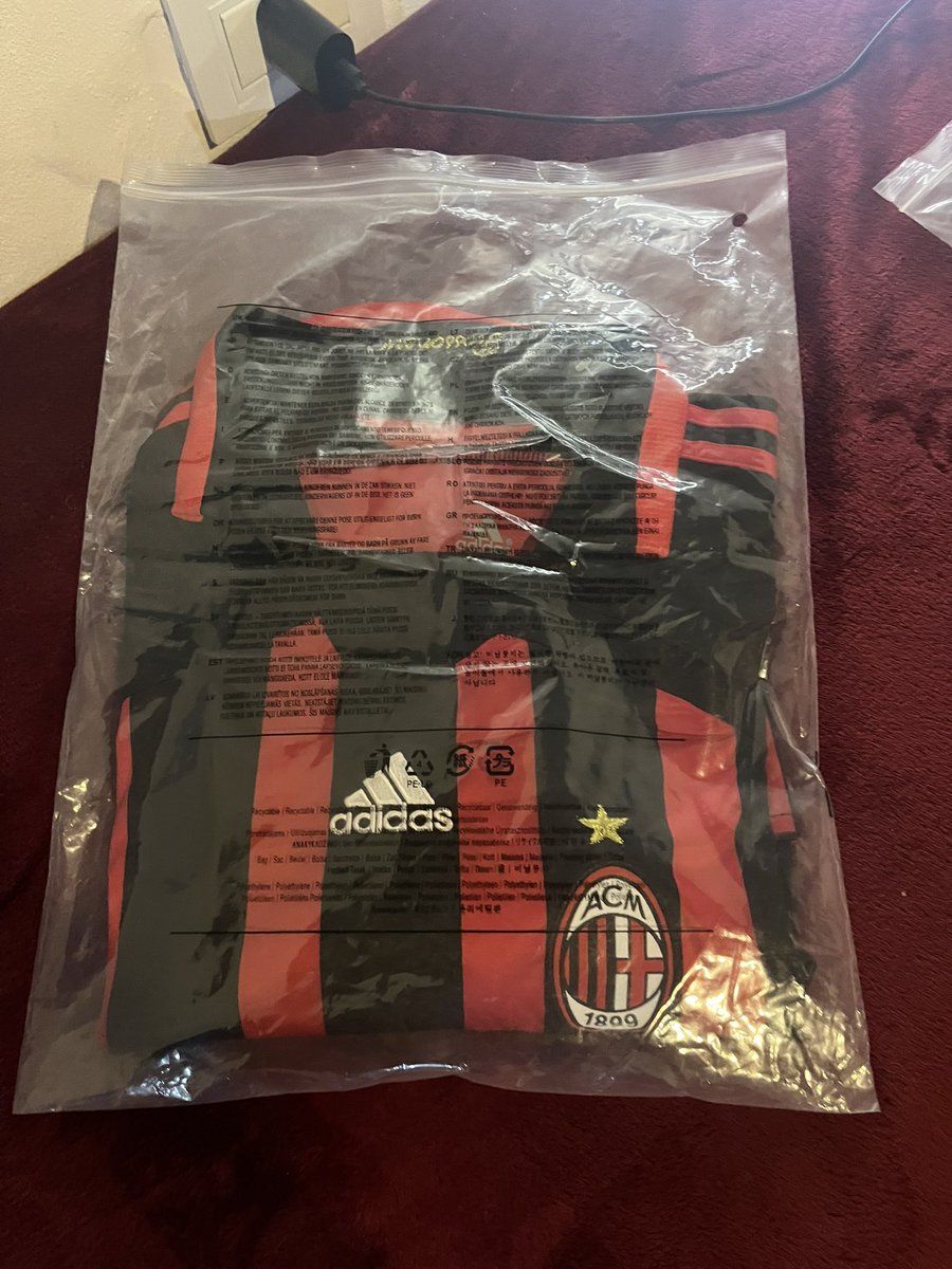 🔥 JOYA TOTAL 🔴⚫  

Me llegó esta camiseta del AC Milan  y es una LOCURA 😮‍🔥 🇮🇹 China es lo más grande que existe !😮‍💨🇨🇳
La calidad está tremenda y los detalles 👌una reliquia para cualquier amante del fútbol ⚽  
Graciass <a href="/Liunengtt/">premium jerseys</a>