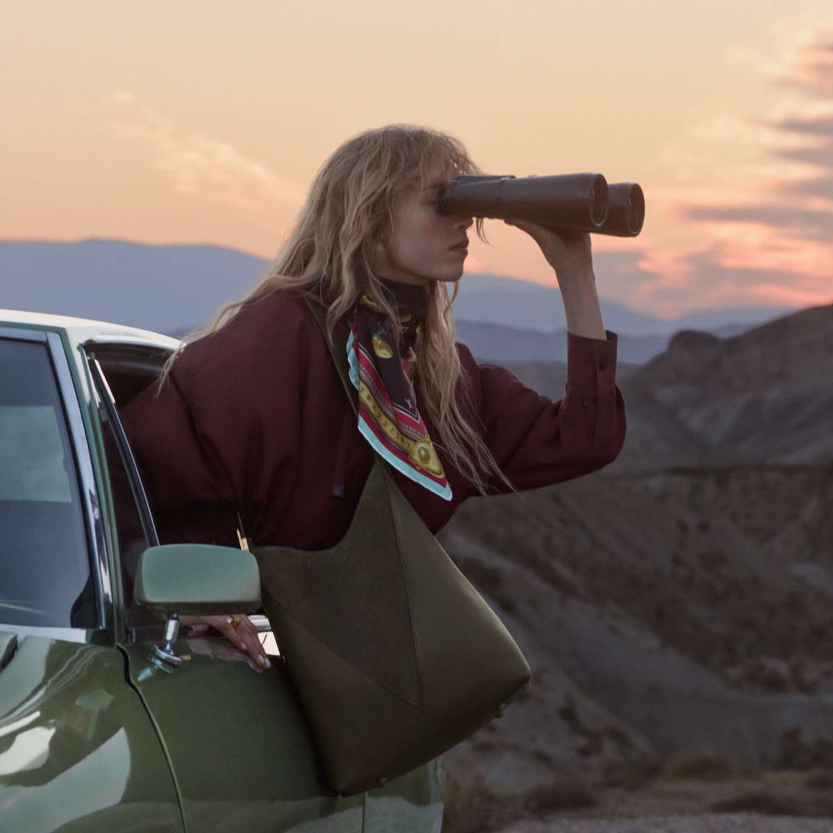 LouisVuitton's tweet photo. Low Key Bag. Reimagined in a versatile palette and new materials, the slouchy hobo silhouette brings soft femininity to the Flight Mode Collection — an essential companion for the road ahead.

#LouisVuitton
