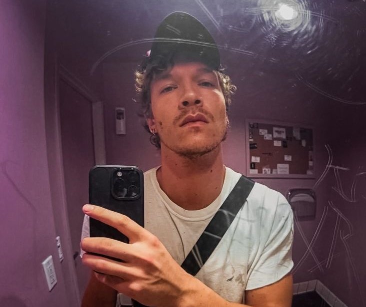 81h24's tweet photo. I want to sit on his dick and kind of just spin around like pottery and let him mold me into a better person. https://t.co/A6tRDBXVPw