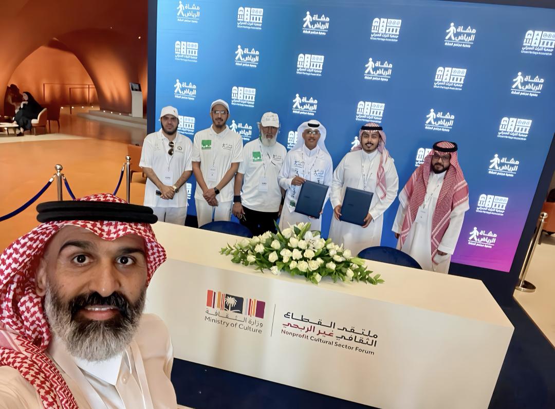 musha_riy's tweet photo. في خطوات تُحيي الأماكن… 🏛️🚶‍♂️
وقّعت جمعية #مشاة_الرياض مذكرة تعاون مع #جمعية_التراث_العمراني
ضمن #ملتقى_القطاع_الثقافي_غير_الربحي
نلتقي لنصنع وجهات نابضة بالحياة ونعيد للتراث حضوره في تفاصيل خطواتنا
🌿

#القطاع_غير_الربحي https://t.co/F8RwOViEBm