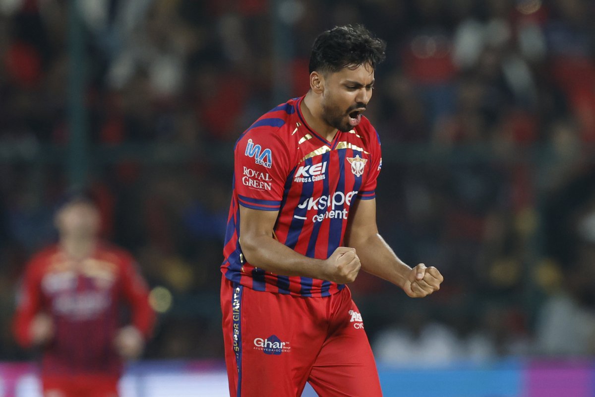 IPL's tweet image. c Nicholas Pooran b Avesh Khan ☝️

Virat Kohli goes back for a fine 49(34) 👏

#RCB need 55 runs from 54 deliveries 

Updates ▶️ bit.ly/TATAIPL-2026-23

#TATAIPL | #KhelBindaas | #RCBvLSG