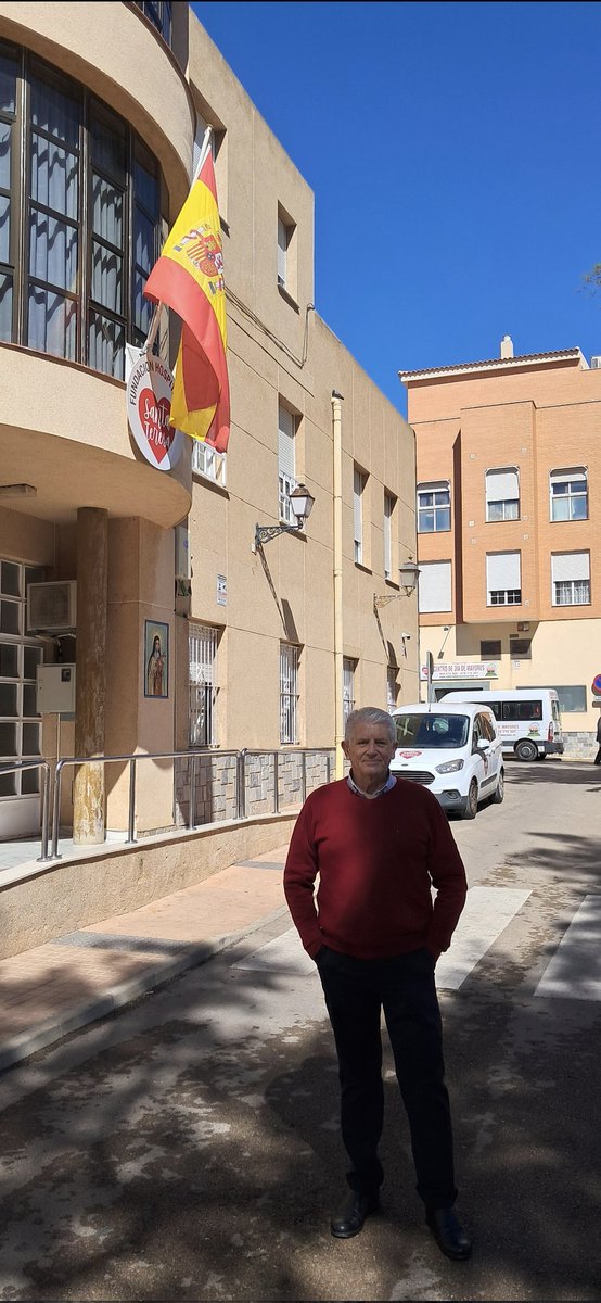 En la puerta del albergue de nuestra HOSPITALIDAD DE SANTA TERESA de Cartagena, y en frente la Residencia de Mayores. 
!!!VISÍTANOS y conocerás nuestro trabajo!!!.