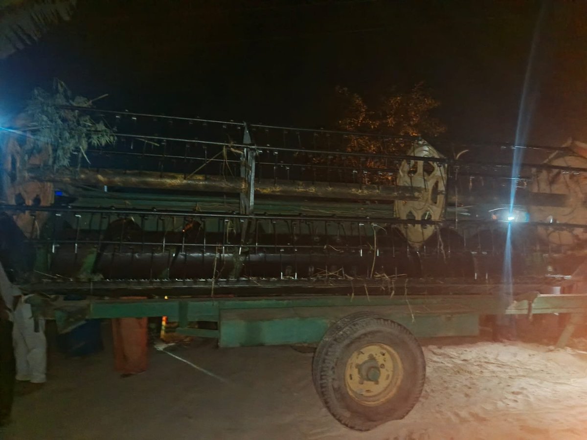 bstvlive's tweet image. कुशीनगर 

➡कंबाइन मशीन से मोटरसाइकिल की टक्कर 
➡मोटरसाइकिल सवार की हुई मौके पर मौत 
➡चौराखास थाना क्षेत्र के बरवा टोला का मामला

#Kushinagar #RoadAccident #UttarPradesh @kushinagarpol