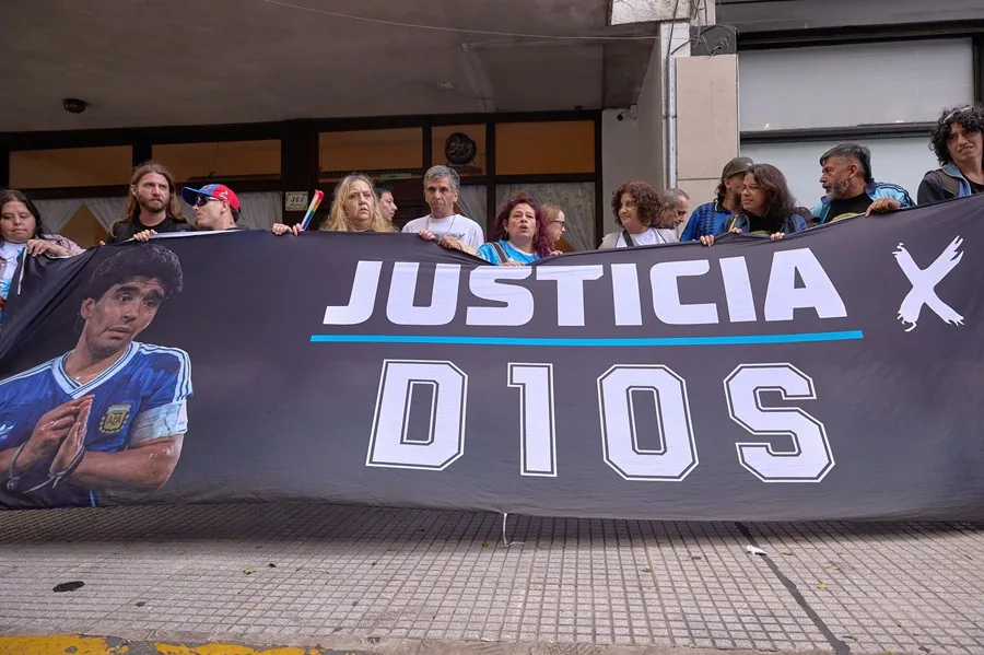 eldiario's tweet photo. #15Abr | El nuevo juicio por la muerte del exfutbolista Diego Armando Maradona, que comenzó el #14Abr en un tribunal en las afueras de Buenos Aires (Argentina), continuará mañana con la declaración de una de las hijas del exjugador, Gianinna Maradona.

El nuevo proceso inició con acusaciones cruzadas entre los médicos imputados y un alegato de apertura del fiscal, Patricio Ferrari, quien expresó que el personal sanitario a cargo del exfutbolista en sus últimos días lo "abandonó, condenándolo a su suerte".

En el primer juicio, anulado en mayo de 2025, Gianinna Maradona, de 36 años de edad, apuntó contra uno de los principales acusados, el neurocirujano Leopoldo Luque, quien oficiaba de médico de cabecera de su padre.

🗞️: @EFEnoticias