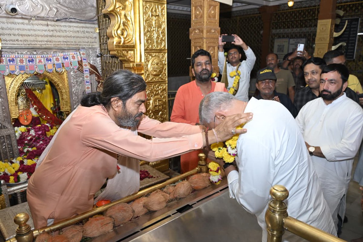 પ્રદેશ અધ્યક્ષ શ્રી <a href="/iJagdishBJP/">Jagdish Vishwakarma</a> એ આજે ભાવનગરના રાજપરા ખાતે આઈ શ્રી ખોડિયાર માતાજીના દર્શન કર્યા અને સૌની સુખાકારી માટે પ્રાર્થના કરી. 

જય મા ખોડલ  🙏