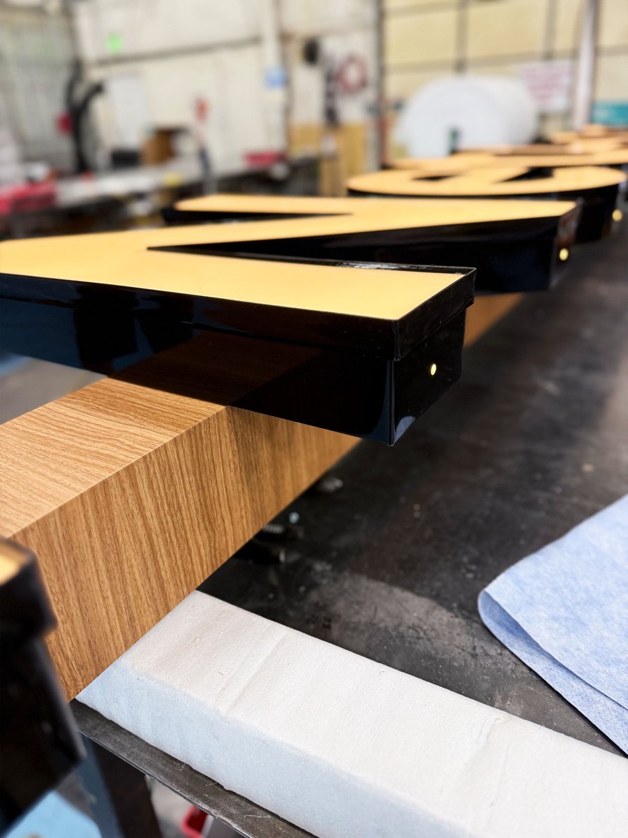 BSCSigns's tweet image. New NetApp install in Boulder.

Custom woodgrain finish on the raceway to match the building—so the signage blends in, not stands out.

That’s the difference details make.

#BSCSigns #Signage #BoulderCO #DesignDetails #ChannelLetters