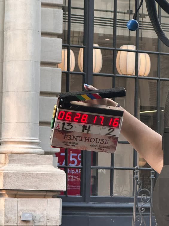 AHS_FRA's tweet image. INFO : Ryan Murphy réalise actuellement le premier épisode de la saison 13 de American Horror Story ! C'est la quatrième fois qu'il réalise un épisode de AHS, le dernier étant le premier épisode de Hotel ! 🎥🎬 #AHS #AHS13