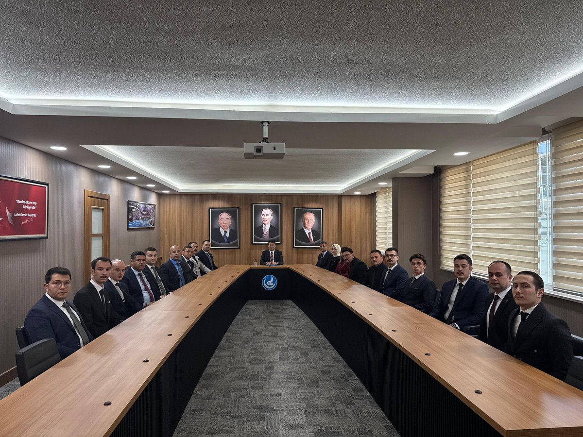 tanrioglu's tweet photo. Ülkü Ocakları Eğitim ve Kültür Vakfı Genel Başkanımız Sn.Ahmet Yiğit YILDIRIM’ı Genel Merkezimizde İl Yönetim Kurulu Üyelerimiz ile birlikte ziyaret ettik. 
Yapmış ve yapacağımız çalışmalar hakkında bilgi vererek emir ve talimatlarını aldık.

Geçmişten geleceğe uzanan devlet aklımızın ve kutlu davamızın bir yansıması olarak, liderliğin sembolü bu kaftan tablosunu Sayın Genel Başkanımıza takdim ettik. 

Yolbaşçımız Genel Başkanımız Kuva-i Milliye şehrimize çok selamlarını ilettiler. 

@ayyildirim1
@fatihaydin_TC
