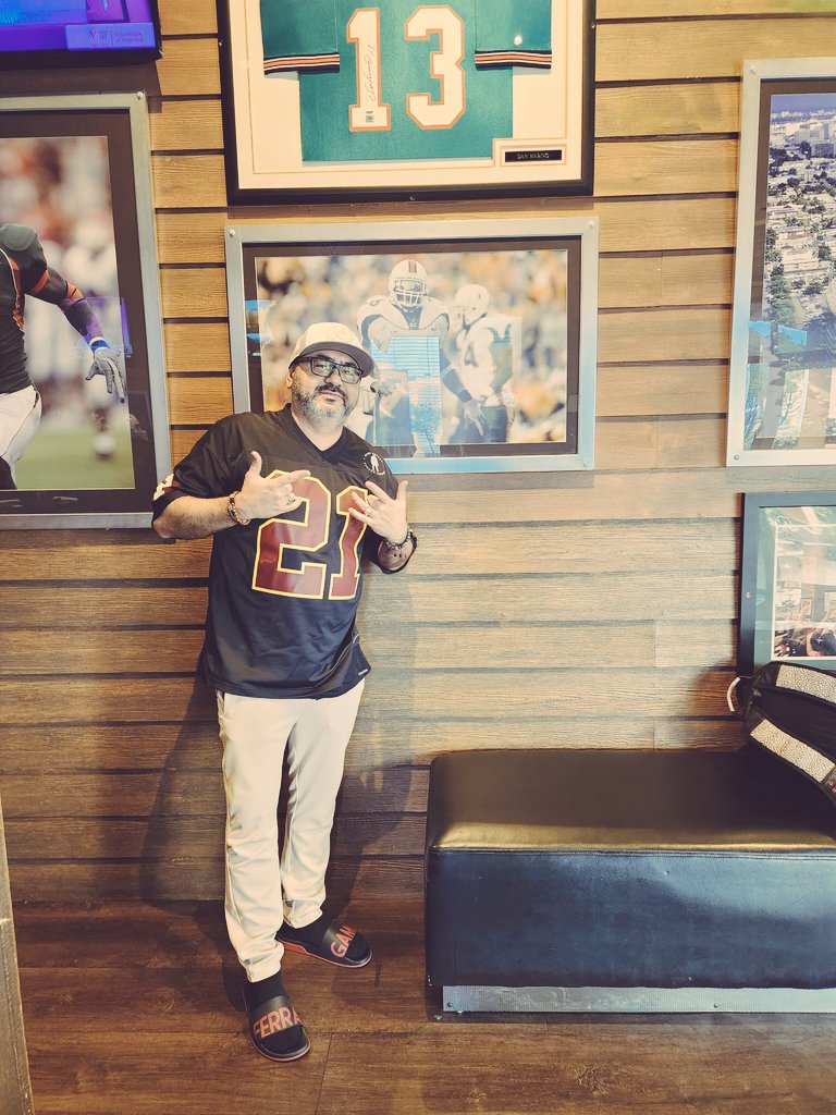 oskie1kenobi's tweet image. Man, I been had that black @Commanders jersey @mitchell_ness #RaiseHail #RIPST21 #Redskins #HTTR.. yes, that Sean in the glossy picture