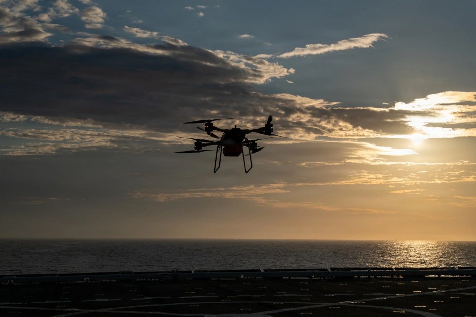 NAVAIRNews's tweet photo. @USMC recently tested its shipboard cargo UAS capability with the TRV-150C aboard San Antonio-class LPD. First step in advancing #Combat Logistics Battalion ship-to-shore and ship-to-ship resupply solutions!
#UAS #TRUAS #ShipToShip #AIRPMO #UX24
📰: https://t.co/jgIGhNFMte https://t.co/aKQf2zj0vO