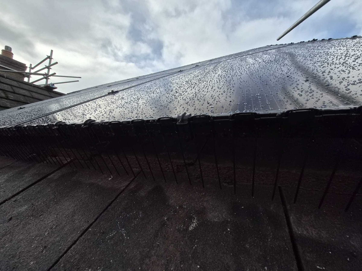 ElecInn's tweet photo. A rainy Installation.

#chellastonelectrician #derby #electrician #solarbusiness #solarenergy #cleanenergy #solarpvsystem #energysolutions #solarpower #batterystorage https://t.co/ucIoaP4x2n