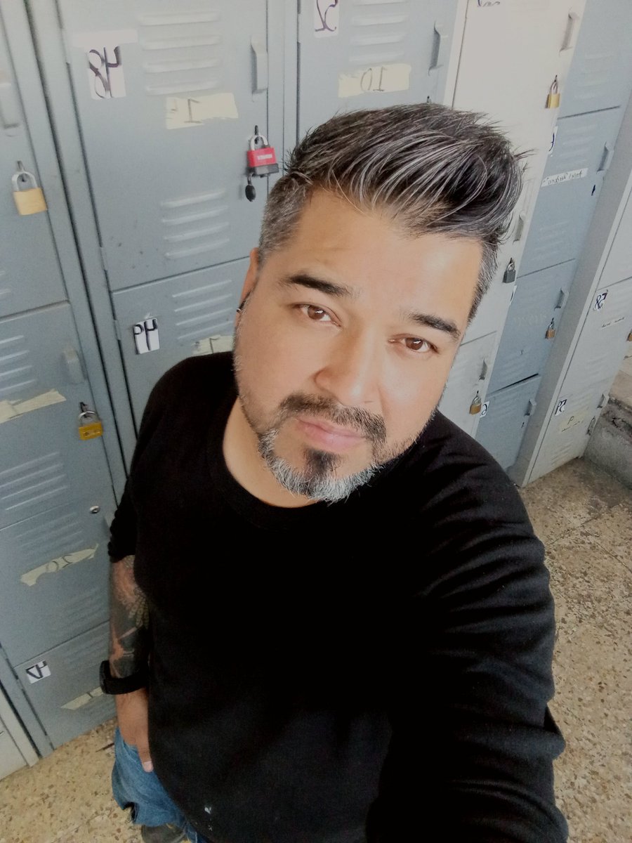 Este soy yo. No soy modelo, no busco impresionar a nadie, pancita de comer tacos con coquita y 🍺😃 marcas de la vida en la piel. Soy una persona muy normal, con los pies en la tierra, pero conciente y seguro de lo que soy. 😉 Amante de la cultura swinger 🍍😈