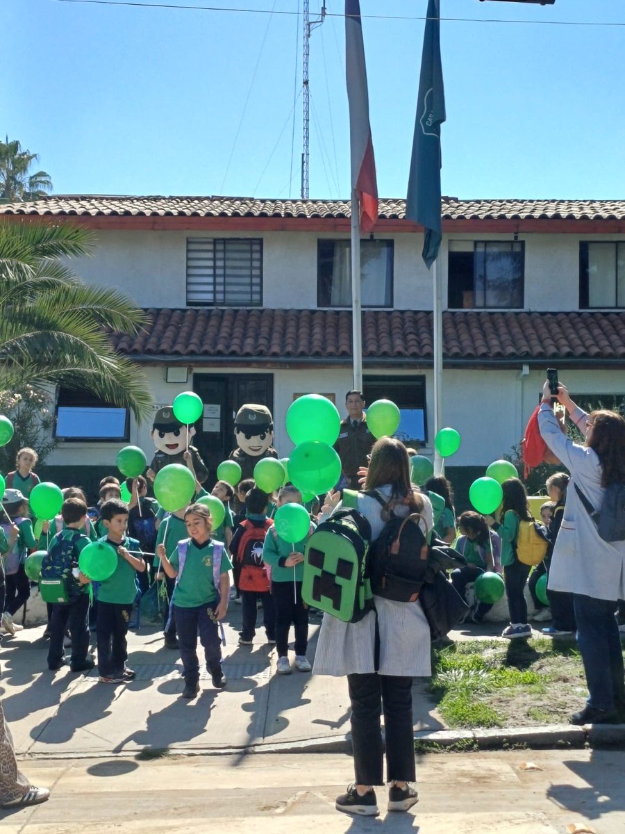 CarabinerosJZM's tweet photo. #LaReina: En su permanente labor de acercamiento con la comunidad escolar, Carabineros 16ª Comisaría recibieron la visita de alumnos del Colegio Andrée English School, interiorizándose sobre la diaria labor preventiva de @Carabdechile para entregarles seguridad. 
#OrdenYPatria https://t.co/ssd4c0pUiI