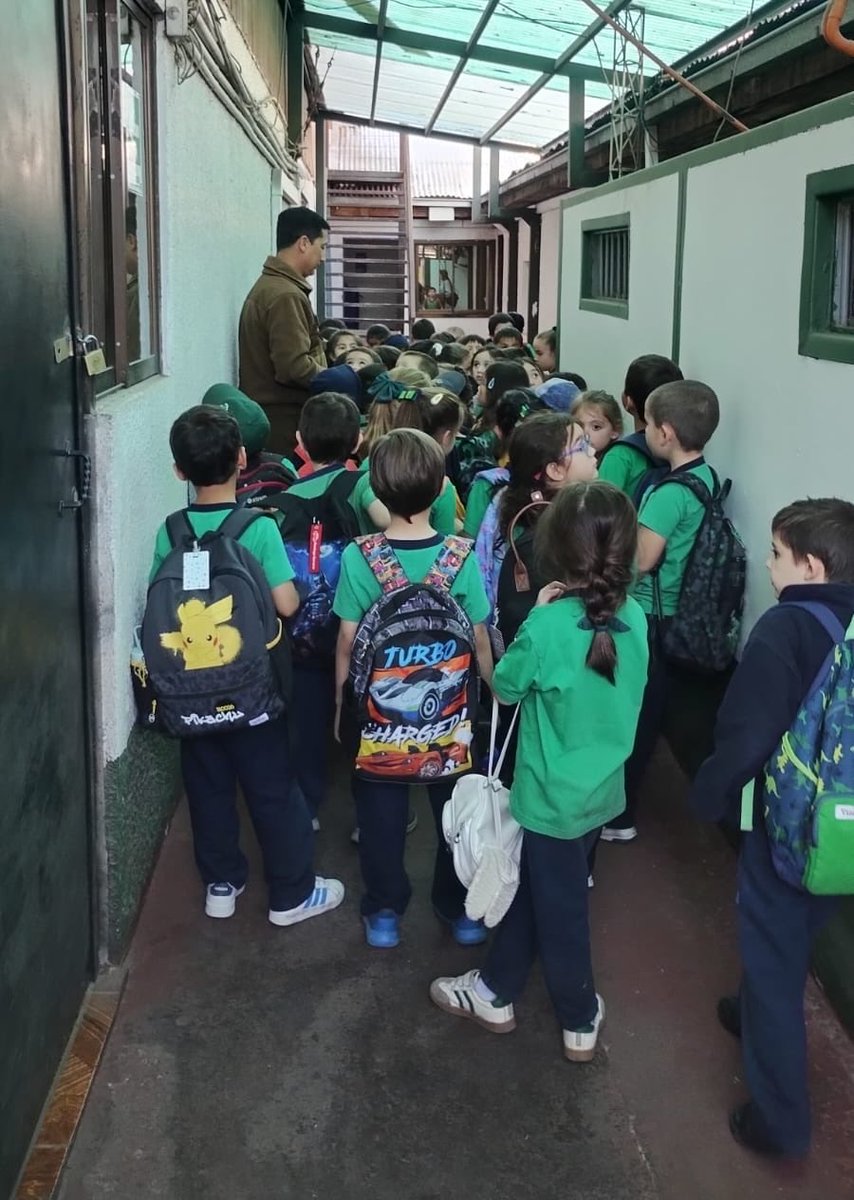 CarabinerosJZM's tweet photo. #LaReina: En su permanente labor de acercamiento con la comunidad escolar, Carabineros 16ª Comisaría recibieron la visita de alumnos del Colegio Andrée English School, interiorizándose sobre la diaria labor preventiva de @Carabdechile para entregarles seguridad. 
#OrdenYPatria https://t.co/ssd4c0pUiI