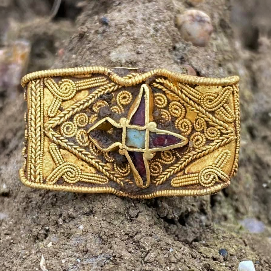 _Treasure_Kings's tweet image. UK 🇬🇧 detectorist Dean Young made a cool #metaldetecting find in Matching Green, Essex.

At first he thought it was just a piece of foil... until he picked up a flattened #gold ring! 💍
