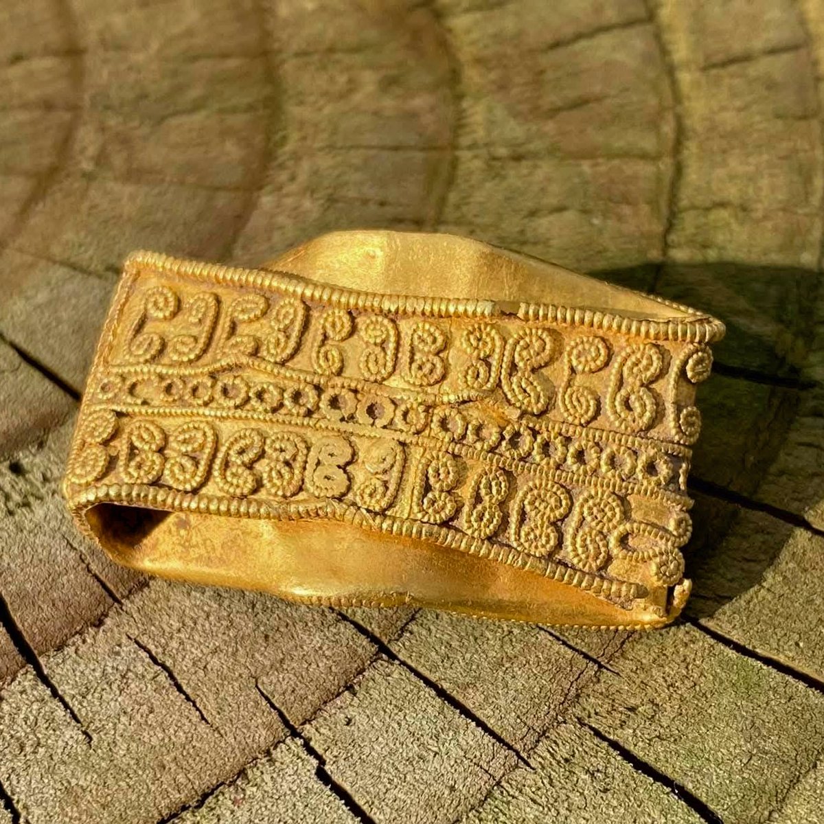 _Treasure_Kings's tweet image. UK 🇬🇧 detectorist Dean Young made a cool #metaldetecting find in Matching Green, Essex.

At first he thought it was just a piece of foil... until he picked up a flattened #gold ring! 💍