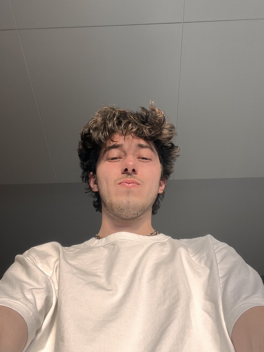 Aster 🌺⛰️ tweet media