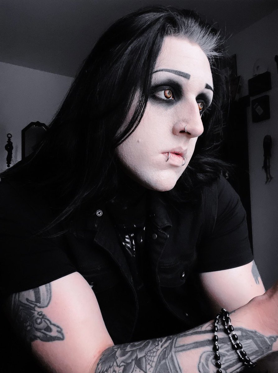 𝕴 𝖈𝖆𝖓’𝖙 𝖔𝖚𝖙 𝖗𝖚𝖓 𝖒𝖞 𝖋𝖆𝖙𝖊…

#goth #gothmakeup #alt #tattoos