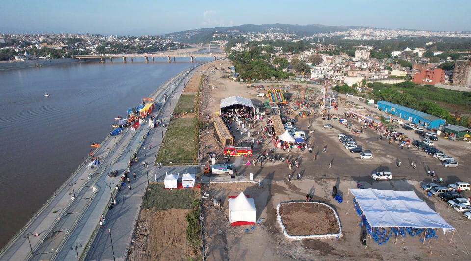 Jammu_SmartCity's tweet image. Divine energy marked Day 2 of Tawi Mahotsav as the sacred Tawi Aarti illuminated the evening at the Tawi Riverfront, drawing devotees and visitors in large numbers.
@OfficeOfLGJandK
@Devansh_IAS
@diprjk

#TawiMahotsav2026 #Day2 #TawiAarti #Jammu #SpiritualVibes #Riverfront