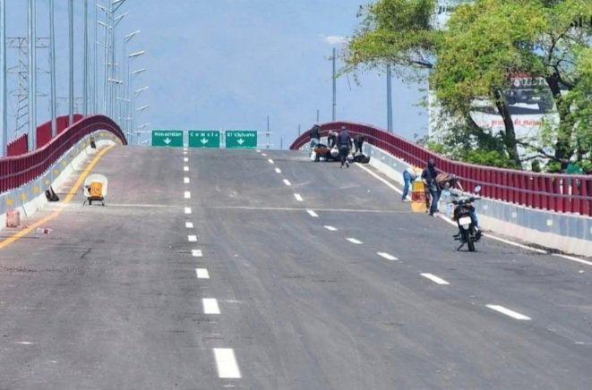 En Colima,estado lamentablemente gobernado por el narco, <a href="/indira_vizcaino/">Indira Vizcaíno</a>,las protecciones del puente en Av. V. Carranza, fueron pintadas de color guinda,violando las normas. 
Es normal en un país donde la ley no es la ley,sino la ley del partido en el poder.