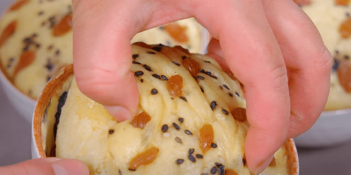 7sokols's tweet image. "Bake joy in 10 mins!  Soft vanilla cupcakes with fluffy frosting—no fancy tools needed. Just mix, bake, savor. Your kitchen, your sweet escape.  #BakingHacks #EasyBake"