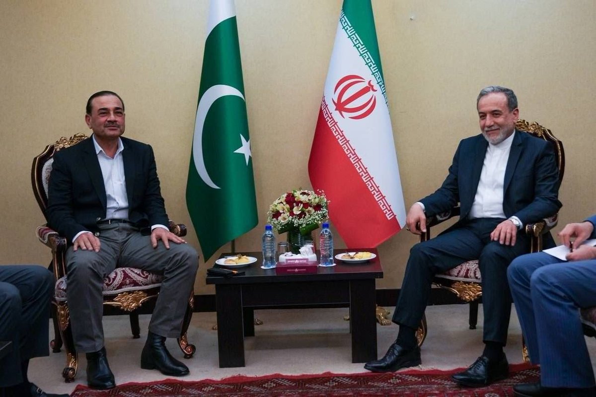 MarioNawfal's tweet photo. 🇮🇷🇵🇰 Field Marshal Asim Munir isn’t wearing a tie, and it’s no random choice.

In Iran, officials avoid ties because they’re seen as a symbol of Western influence.

Showing up without one is a cultural signal, matching how Iranian officials present themselves. https://t.co/19sgts4bli